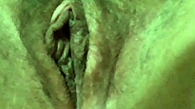 تربيت كسها الضيق الشعري إلى هزة رطبة، جاهزة للعمل