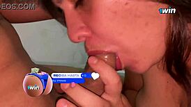 le doy duro a mi hermanastra por su coño hasta correrme y a ella le gusta