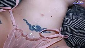 Nevlastní táta mě tvrdě šuká v POV psí poloze za mámou zády