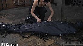 이봐, 이 묶인 여자가 차고에서 왜 벌받는 거야?