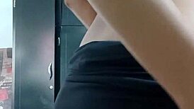 Het blondine setter seg på kuken mens jeg ser Corinthians-kamp