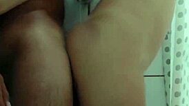 Argentinsk stesøster ber om creampie i dusjen med monster kuk