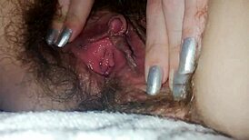 O kurwa! Owłosiona cipka i duży klitoris z bliska, mokry śluz kapiący!