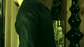 Vakker model stripper nøgen og knuller fotografen efter shoot 😍