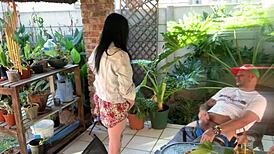 Wzajemna masturbacja na plenerze z przyrodnią siostrą w mini spódniczce