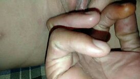 Tesná pička tečie pri tvrdšom šukaní