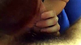 אדמונית חובבנית משתגעת על מציצת זין גדול בPOV ניעור!