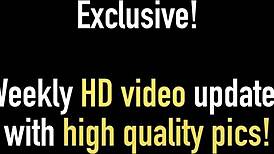 Rødhårede Penny Pax leker med dobbelthodet dildo ute