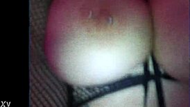 אני ליקקתי את התחת הגדול של הבלונדינית וליקקתי את הרגליים שלה בזיון רטוב