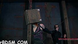 Směle způsobuji intenzivní potěšení na mokré kundě nahých babek s drsným blowjobem a hardcore jebáním.