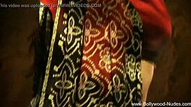 جمال هندي حلمي يغري بالرقص المغري والخلع