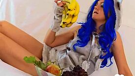 OMG, cosplayer stuffs hairy pussy with banana close-up! 🍌