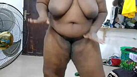 Veľký zadok domáci tanec s chlpatou podpazuškou a bielizňou