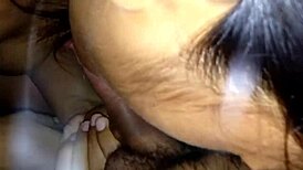 ปากที่มีน้ำเงี่ยนของฉันพุ่งเข้าไปในหีที่เงี่ยนและแน่นของเธอ