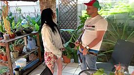 Взаимная мастурбация на улице с моей сводной сестрой в мини-юбке