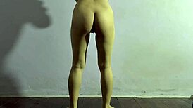 自宅でセクシーなワークアウトをするアマチュアティーンの素晴らしいお尻！