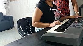 profesor de teclado castiga a su joven alumna por ser indisciplinada en el aula con posiciones calientes 😏