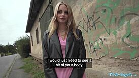 Public Agent igazi modell térdel nagy farkú dugáshoz kint