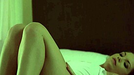 Eu Assisto uma Beleza Jovem 18+ Dedilhar a Buceta Apertada Sozinha