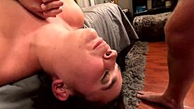 Bruneta v putách v domácej scéne