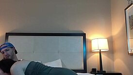 גמדונית קטנה מצצה עמוק זין ענק