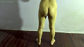 自宅でセクシーなワークアウトをするアマチュアティーンの素晴らしいお尻！