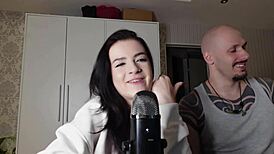 Какие секреты раскроет брюнетка-госпожа, пеггингуя свою миниатюрную субмиссивку?