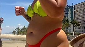 casada chama atenção na praia com biquíni socado