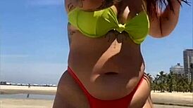 casada chama atenção na praia com biquíni socado