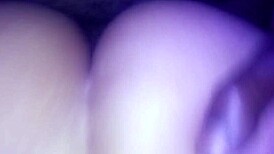 Bere obrovský černý monstrum čurák do prdele