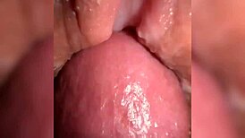 follando un coño jugoso lleno de leche