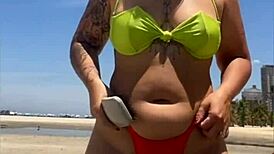 casada chama atenção na praia com biquíni socado