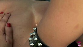 أقسم، هالبلوند بالتيتان الكبيرة المزيفة بتتعرض لضرب قوي من الزنجي