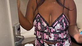 colombiana orders delivery and pays with hot action