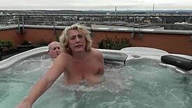 Draußen in öffentlicher Wanne wird's wild und nass gefickt