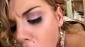 Uau, um ménage selvagem com milf loira safada!