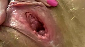 Čůrání, prdění a sexy chlupatá kunda roztažená v úžasném 4K detailu