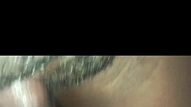 De quatro no doggy, buceta preta leva creampie em foda caseira rápida