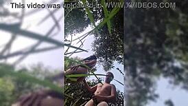 Moje nevlastní sestřenice potřebovala koupel, tak jsem ji šukal u břehu