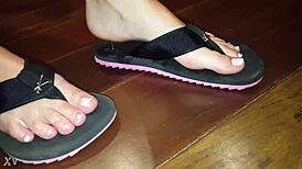 luh gives a footjob with her feet