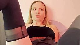 Ciasna dupa czuje ból i rozkosz przy pierwszym włożeniu wielkiego zabawkowego korka