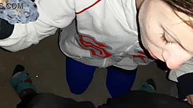 Ruska sosedinja povrne grozdje z intenzivnim lezbičnim lizanjem pičke