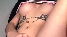 Novinha Masturbando E Fodendo No Cu