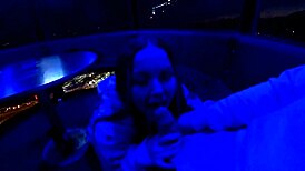 Cewek nakal ngewe di luar di padang hutan secara publik