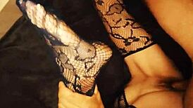 Vážně nechají ti mladí 18+ řešitelé na pokoji zralou milfku v prádle a šukají jí prdel v domácím fetish castingu?