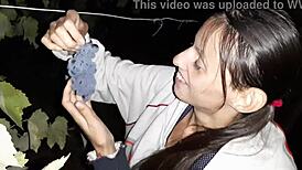 Ruska sosedinja povrne grozdje z intenzivnim lezbičnim lizanjem pičke