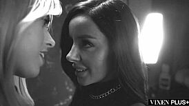 Vixenplus แสดง Jill ในคอมไพล์สุดป่าเถื่อน เลียและรูดนิ้วในสต็อกกิ้ง