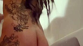 Emy Angel Sıcak Duşta Dar Amını Parmaklıyor!