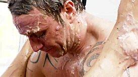 J'ai lutté sexe avec ma blonde rasée en baise chaude, puis giclé du jus sur le dessert