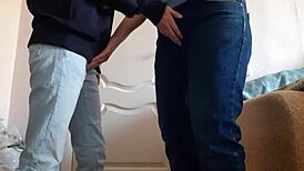 Gejmovitá zralá blondýna s velkýma střapci si hraje s kundou a hračkama